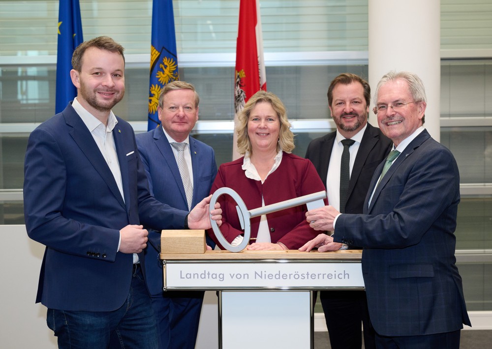 Symbolische Schlüsselübergabe