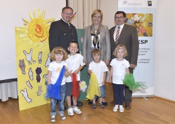 Abschlussveranstaltung des Projekts \"Interkulturelle Bildung für Kinder, Schüler und Pädagogen\" in Pulkau: Landtagsabgeordneter Bgm. Richard Hogl, Landesrätin Mag. Barbara Schwarz, der Pulkauer Bürgermeister Manfred Marihart sowie Karla, Bastian, Lucas und Alexa vom Kindergarten Pulkau. (v.l.n.r.)