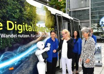 Bundesministerin Margarete Schramböck und Landesrätin Petra Bohuslav bei der Roadshow Digitalisierung, die durch Niederösterreich tourt. (v.l.n.r.)