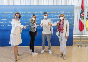 Von links nach rechts: Landesrätin Christiane Teschl-Hofmeister, Helene Ekker und Jakob Lampel (absolvieren derzeit die Ausbildung zur Pflegefachassistenz), Landeshauptfrau Johanna Mikl-Leitner.