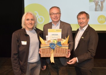 Gratulationen an den „Top-Radler“ Rudolf Tomanek durch LH-Stellvertreter Dr. Stephan Pernkopf und Dr. Herbert Greisberger, Geschäftsführer der Energie- und Umweltagentur NÖ. (v.l.n.r.)