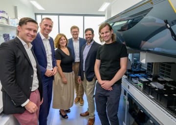 v.l.n.r.: Marc Brehme, CTO Ribbon Biolabs, Wirtschaftslandesrat Jochen Danninger, Doris Agneter, GF tecnet equity, Markus Wanko, IST-cube GF, Harold de Vladar, Gründer und GF Ribbon Biolabs und Daniel Sachs, Forscher Ribbon Biolabs vor dem Pipettierroboter.
