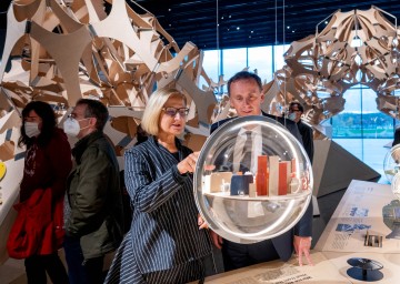 Landeshauptfrau Johanna Mikl-Leitner und Technologielandesrat Jochen Danninger beim Besuch des „Futurium“.