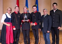 Ehrenpreis in Bronze für das Bürgerkorps Eggenburg. Im Bild von links nach rechts: Landeshauptfrau Johanna Mikl-Leitner, Kapellmeister Stefan Pfaunz, Obfrau Michaela Bauernberger, Stabführer Johannes Döller, Bürgermeister Georg Gilli und Bernhard Thain, Landesobmann des NÖ Blasmusikverbandes.