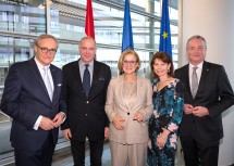 Von links nach rechts: Landesamtsdirektor Werner Trock, Bezirkshauptmann Philipp Enzinger, Landeshauptfrau Johanna Mikl-Leitner, Bezirkshauptfrau Verena Sonnleitner, Landesamtsdirektor-Stellvertreter Gerhard Dafert.