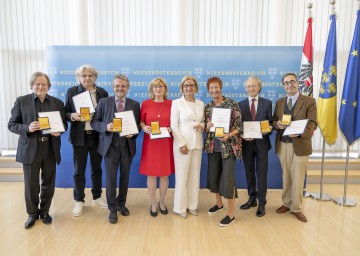 Ehrenzeichenüberreichung an sieben Künstlerinnen und Künstler in St. Pölten: Roland Batik, Wolfgang Murnberger, Johannes Meissl, Zdenka Becker, Landeshauptfrau Johanna Mikl-Leitner, Eva Rossmann, Robert Lehrbaumer und Paul Gulda (v.l.n.r.).