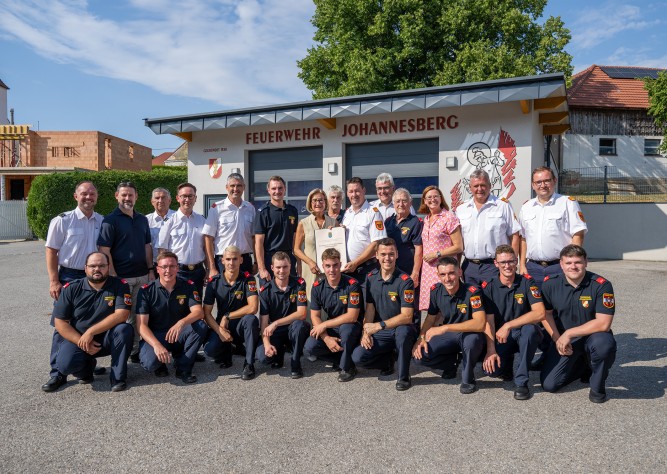 LH Mikl-Leitner gratuliert der Wettkampfgruppe der FF Johannesberg zum Weltrekord bei der Feuerwehr-Weltmeisterschaft in Eisenstadt