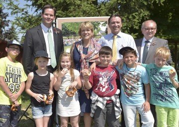 Eröffnung Bildungscampus Kapellerfeld: Vizebürgermeister LAbg. Mag. Lukas Mandl, Bildungs-Landesrätin Mag. Barbara Schwarz, Bürgermeister Mag. Alexander Vojta und Bezirkshauptmann Mag. Andreas Strobl mit Kindern. (v.l.n.r.)