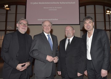 Symposium anlässlich 15 Jahre Niederösterreichische Kulturwirtschaft: Dr. Joachim Rössl, Leiter der Gruppe Kultur, Wissenschaft und Unterricht der NÖ Landesregierung, Landeshauptmann Dr. Erwin Pröll, der Vorsitzende des Aufsichtsrates Univ. Prof. Dr. Manfred Wagner und Geschäftsführer DI Paul A. Gessl. (v.l.n.r.)