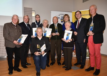 Im Bild von links nach rechts: Karl Schrattenholzer (nahm stellvertretend für Irmtraud Bohn den Preis entgegen), Herbert Nowohradsky (Landesobmann NÖs Senioren), Stefanie Grauber (nahm stellvertretend für Sofia Garaguly den Preis entgegen), Leo Märzendorfer, Margit Schieder, Franz Dangl, Landesrätin Mag. Barbara Schwarz, Maria Weissmayer, Dr. Hannes Bauer (Landespräsident Pensionistenverband NÖ), Thomas Goldmann.