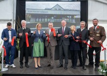 Schnitten symbolisch das Band zur Eröffnung durch (v.l.n.r.): Vizebürgermeister Roland Hayirli, Dompropst Ernst Pucher, Landeshauptfrau Johanna Mikl-Leitner, Bürgermeister Leopold Lienbacher, Innenminister Gerhard Karner, Bezirkshauptfrau Daniela Obleser, Nationalrat Georg Strasser und Feuerwehrkommandant Martin Riegler.