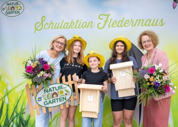 (v.l.) Landeshauptfrau Johanna Mikl-Leitner, Serafina, Anna und Angelina von der NÖMS Seitenstetten-Biberbach mit ihren selbstgebauten Fledermauskästen und Landesrätin Christiane Teschl-Hofmeister.