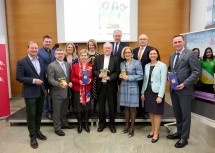 Landeshauptfrau Johanna Mikl-Leitner (vierte von rechts), Mitglieder der Landesregierung und weitere Teilnehmer beim traditionellen Benefiz-Suppenessen im NÖ Landhaus