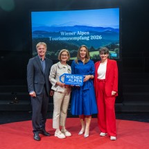 (v.l.n.r.) Michael Duscher (GF NÖ Werbung), Landeshauptfrau Johanna Mikl-Leitner, Mariella Klement-Kapeller (GF Destination Wiener Alpen) und Cornelia Lamprechter (GF NÖKU).