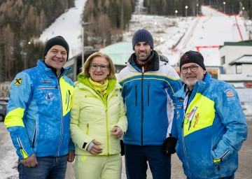 (v.l.n.r.): Bürgermeister Hermann Doppelreiter, Landeshauptfrau Johanna Mikl-Leitner, LH-Stellvertreter Udo Landbauer und OK-Chef Franz Steiner stehen für die Austragung eines Damen Skiweltcup am Semmering 2025 bereit.