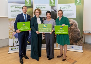 Naturparke stärken Bildung vor Ort: Bildungsdirektor Karl Fritthum, Bildungs-Landesrätin Christiane Teschl-Hofmeister, Jasmine Bachmann, Geschäftsführerin Verein Naturparke Niederösterreich, und Naturschutz-Landesrätin Susanne Rosenkranz.