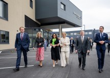 Bürgermeister Matthias Stadler, Ärztliche Direktorin Karin Pieber, Pflegedirektorin Michaela Gansch, Landeshauptfrau Johanna Mikl-Leitner, Landesrat Ludwig Schleritzko und Kaufmännischer Direktor Bernhard Kadlec vor dem neuen Haus D (v.l.n.r.)