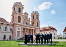 Abt Columban Luser, Minister Jan Lipavský, Bundesminister Alexander Schallenberg, Landeshauptfrau Johanna Mikl-Leitner, Minister Miroslav Wlachovský, Staatssekretärin Martina Hirayama, Vizepräsident des Europäischen Parlaments Othmar Karas, Minister Gordan Grlić Radman, Bundesminister Martin Polaschek und Europa Forum Wachau-Präsident Martin Eichtinger vor dem Stift Göttweig (v.l.n.r.).
