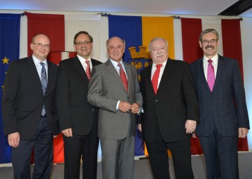 Im Beisein der Flughafen Wien AG-Vorstandsdirektoren Julian Jäger und Günther Ofner, der Landeshauptmänner Erwin Pröll und Michael Häupl sowie des Aufsichtsratsvorsitzenden Erwin Hameseder (v.l.n.r.) wurde heute der neue Termin „Check-in 3“ offiziell eröffnet.