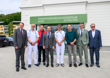 Bei der Eröffnung des neuen PVZ St. Pölten-Nord: Bürgermeister Matthias Stadler (li. außen), Landesrat und NÖGUS-Vorsitzender Christoph Luisser (4.v.li.), NÖ Ärztekammer Vizepräsident Max Wudy und ÖGK Generaldirektor Bernhard Wurzer (re. außen) mit dem Ärzteteam.
