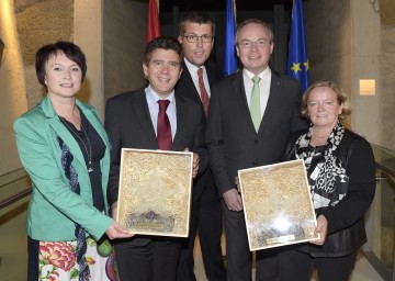 Klimaschutz-Preis \"Climate Star\" für Klosterneuburg, Baden, Tulln und Waldviertler Kernland vergeben: Umweltgemeinderätin Susanne Stöhr-Eißert und Bgm. Mag. Peter Eisenschenk (beide Tulln), Bgm. Martin Schuster (Gastgeberstadt Perchtoldsdorf), Umweltlandesrat Dr. Stephan Pernkopf und Bgm. Angela Fichtinger (Bad Traunstein, Waldviertler Kernland) (v.l.n.r.)