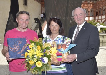 Besucher-Ehrung auf der Schallaburg: Kajten und Kunigunde Scheinhart sowie Landeshauptmann Dr. Erwin Pröll. (v.l.n.r.)