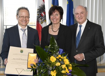 Landeshauptmann Dr. Erwin Pröll überreichte das „Große Goldene Ehrenzeichen für Verdienste um das Bundesland Niederösterreich“ an den kaufmännischen Geschäftsführer der NÖ Landeskliniken-Holding, Dipl. KH-BW Helmut Krenn.