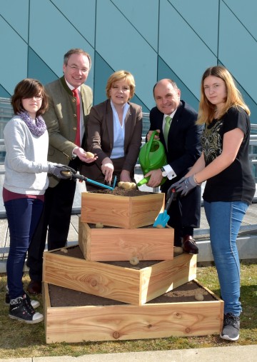 Im Bild von links nach rechts: Agrar-Landesrat Dr. Stephan Pernkopf, Landesrätin Mag. Barbara Schwarz, Landeshauptmann-Stellvertreter Mag. Wolfgang Sobotka mit zwei Schülerinnen der Dr. Theodor Körner Neue NÖ Mittelschule in St. Pölten.