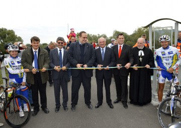 Milan Jambor (Bürgermeister Devinska Nova Ves), Milan Ftacnik (Oberbürgermeister Bratislava), Pavol Freso (Vorsitzender Selbstverwaltungskreis Bratislava), Landeshauptmann Dr. Erwin Pröll, Andreas Zabadal (Bürgermeister Engelhartstetten) und Superintendent Mag. Paul Weiland (v.l.n.r.)