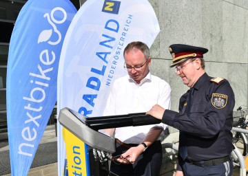 Eine Fahrrad-Reparatur-Station im Regierungsviertel in St. Pölten. Im Bild von links nach rechts: Landesrat Dr. Stephan Pernkopf und Landespolizeidirektor Dr. Franz Prucher.