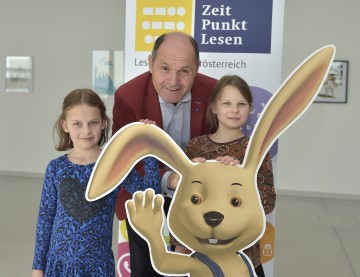 Zeit Punkt Lesen-Initiator Landeshauptmann-Stellvertreter Mag. Wolfgang Sobotka mit Lucia und Rosalie.