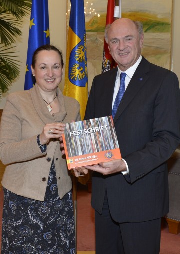 Festschrift zu 20 Jahre NÖ Kinder & Jugend Anwaltschaft präsentiert. Im Bild: Mag. Gabriela Peterschofsky-Orange, NÖ Kinder & Jugend Anwältin, und Landeshauptmann Dr. Erwin Pröll.