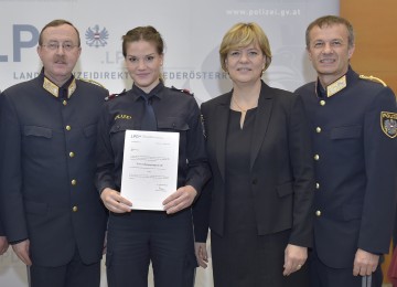 Auszeichnung für Polizeibedienstete: Landespolizeidirektor Dr. Franz Prucher, Isabel Neumann, Inspektor Polizeiinspektion Regelsbrunn, Landesrätin Mag. Barbara Schwarz und Landespolizeidirektor-Stellvertreter Franz Popp, B.A. (v.l.n.r.)