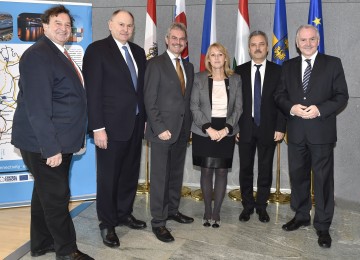 Centrope-Konferenz der Regionen und Städte in St. Pölten: Vizebürgermeister Franz Gunacker (St. Pölten), Vizebürgermeister Istvan Simon (Ödenburg), Vorsitzender Landesrat Mag. Karl Wilfing, Abgeordnete Tatiana Mikušová (Region Pressburg), die Vizepräsidenten Augustín Hambálek aus Tyrnau (Slowakei) und Stanislav Juránek aus Südmähren (v.l.n.r.)