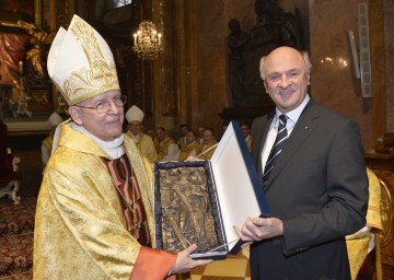 Landeshauptmann Dr. Erwin Pröll überreichte Diözesanbischof DDr. Klaus Küng zum Silbernen Bischofsjubiläum ein Bronzerelief des Heiligen Leopold.