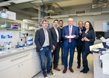 Forscher arbeiten an neuer Strategie zur Verwertung alter Textilien. Professor Thomas Rosenau von der BOKU, Dr. Christian Schimper vom neuen Josef Ressel Zentrum Tulln, Professor Hubert Hettegger vom Doppler-Labor, LH-Stellvertreter Dr. Stephan Pernkopf sowie FH-Geschäftsführer Armin Mahr und FH-Standortleiterin Professorin Birgit Herbinger informierten über das neue Forschungszentrum in Tulln 