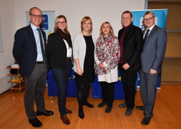 Francois-Edouard Pailleron (Abteilung Internationale und Europäische Angelegenheiten), Jitka Kössler (NÖ.Regional.GmbH), EU-Landesrätin Barbara Schwarz, Gesandte Brigitte Trinkl (BMEIA), Hermann Hansy (NÖ.Regional.GmbH) und Wolfgang Traußnig (EuropeDirect) informierten die EU-Gemeinderäte und Gemeinderätinnen über interregionale Projekte. (v.l.n.r.)