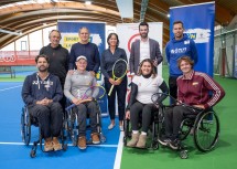Kick-Off im NÖ Sportzentrum: Die Tennistrainer Odo Kada und Ramin Madaini, NÖTV-Präsidentin Petra Schwarz, LH-Stellvertreter und Sportlandesrat Udo Landbauer und Trainer Markus Sedletzky mit den Rollstuhl-Tennis-Spielern Roman Zechmeister, Josef Riegler, Lena Lichtenegger und Nico Langmann.