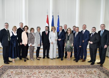 Landeshauptfrau Johanna Mikl-Leitner mit den aktuellen und ausgeschiedenen Mitgliedern der NÖ Landesregierung bzw. des NÖ Landtagspräsidiums.