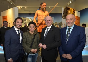 Im Bild: Geschäftsführer Mag. Matthias Pacher, Dr. Angelika Fleckinger (Archäologiemuseum Bozen), Landeshauptmann Dr. Erwin Pröll, wissenschaftlicher Leiter Dr. Ernst Lauermann (v. l. n. r.)