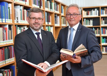 Landesrat Ludwig Schleritzko und der Obmann des Forum Erwachsenenbildung Niederösterreich, Bundesrat Karl Bader, freuen sich über die Rekordzahlen für die NÖ Bibliotheken (v.l.n.r.)