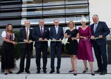 Bei der Stadthallen-Eröffnung in Ybbs (von links): Sabine Ebert, Bezirkshauptmann Norbert Haselsteiner, Nationalrat Alois Schroll, Vizepräsident des Europäischen Parlaments Othmar Karas, Landeshauptfrau Johanna Mikl-Leitner, Bürgermeisterin Ulrike Schachner und LH-Stellvertreter Franz Schnabl.