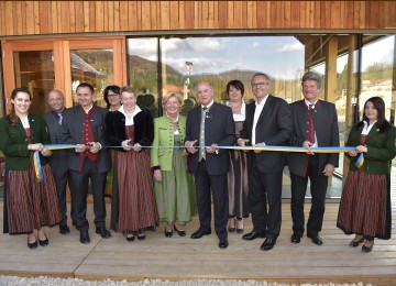 Eröffnung der Landesausstellung 2015 am Standort Wienerbruck: Bürgermeister Christian Kogler (Gemeinde Puchenstuben), Mag. Andreas Purt, Geschäftsführer der Naturpark Ötscher-Tormäuer GmbH, Bürgermeisterin Renate Gruber (Gemeinde Gaming), Bürgermeisterin Petra Zeh (Gemeinde Annaberg), Elisabeth Pröll, Landeshauptmann Dr. Erwin Pröll, Bürgermeisterin Waltraud Stöckl (Gemeinde St. Anton an der Jeßnitz), Landesausstellungs-Geschäftsführer Kurt Farasin und Bürgermeister Alfred Hinterecker (Gemeinde Mitterbach/Erlaufsee) mit Marketenderinnen des Musikvereins Annaberg. (v.l.n.r.)