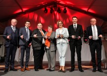 Eröffneten das Autohaus Eissner am neuen Standort direkt an der Anschlussstelle Hollabrunn Nord: Wirtschaftskammer-Bezirksstellenobmann und Vizebürgermeister Alfred Babinsky, Bürgermeister Erwin Bernreiter, Geschäftsführer Gernot Eissner, Prokuristin Monika Eissner-Rammer, Landeshauptfrau Johanna Mikl-Leitner, Wilfried Weitgasser und Max Egger von Porsche Austria (v.l.n.r.)