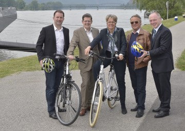 Besichtigten den Donauradweg: Mag. Bernhard Schröder, Geschäftsführer Donau Niederösterreich, Prof. Christoph Madl, MAS, Geschäftsführer der Niederösterreich-Werbung, Tourismus-Landesrätin Dr. Petra Bohuslav, Paul Pollak, Erfinder des Donauradweges, und ecoplus-Geschäftsführer Mag. Helmut Miernicki. (v.l.n.r.)