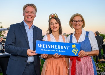 Bei der Eröffnung des 30. Weinherbst Niederösterreich in der Kellergasse Arbesthal (v.l.): Michael Duscher, Geschäftsführer NÖ Werbung, die amtierende NÖ Weinkönigin und frisch gekrönte Bundesweinkönigin „Laura I.“ Laura Hummel und Landeshauptfrau Johanna Mikl-Leitner.