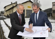 Begutachtung der Pläne für das Neubauprojekt der NÖVOG am Alpenbahnhof in St. Pölten: Verkehrs-Landesrat Mag. Karl Wilfing und NÖVOG-Geschäftsführer Dr. Gerhard Stindl. (v.l.n.r.)