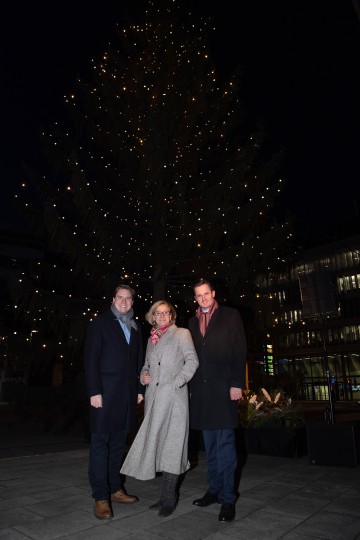 Landtagsabgeordneter Christoph Kaufmann, Landeshauptfrau Johanna Mikl-Leitner und der Klosterneuburger Bürgermeister Stefan Schmuckenschlager bei der Illuminierung des Christbaums im Niederösterreichischen Landhaus in St. Pölten (v.l.n.r.)