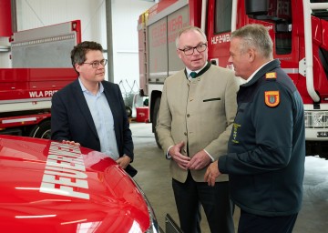 Pressekonferenz anlässlich ein Jahr Waldbrandkatastrophe Hirschwang: Der Wiener Klimastadtrat Jürgen Czernohorszky, LH-Stellvertreter Stephan Pernkopf und NÖ Landesfeuerwehrkommandant Dietmar Fahrafellner (v.l.n.r.)    