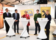 Bei der Pressekonferenz zum Start der Niederösterreich-Card in die neue Saison: Günther Ofner, Vorstandsdirektor der Flughafen Wien AG, Reinhard Karl, Kommerzkundenvorstand der Raiffeisenlandesbank Niederösterreich-Wien, Tourismus-Landesrätin Petra Bohuslav, Christoph Madl, Geschäftsführer der Niederösterreich-Werbung, und Christiana Hess, Geschäftsführerin der Niederösterreich-Card (v.l.n.r.)